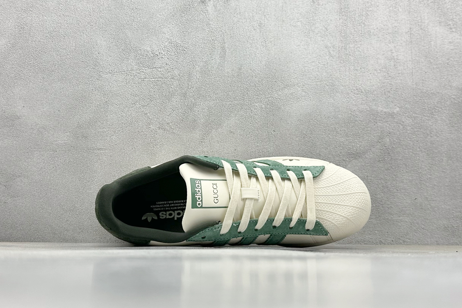  
AD Originals Superstar x GUCCI 白绿
采用全新头层拼接皮革材质
后跟采