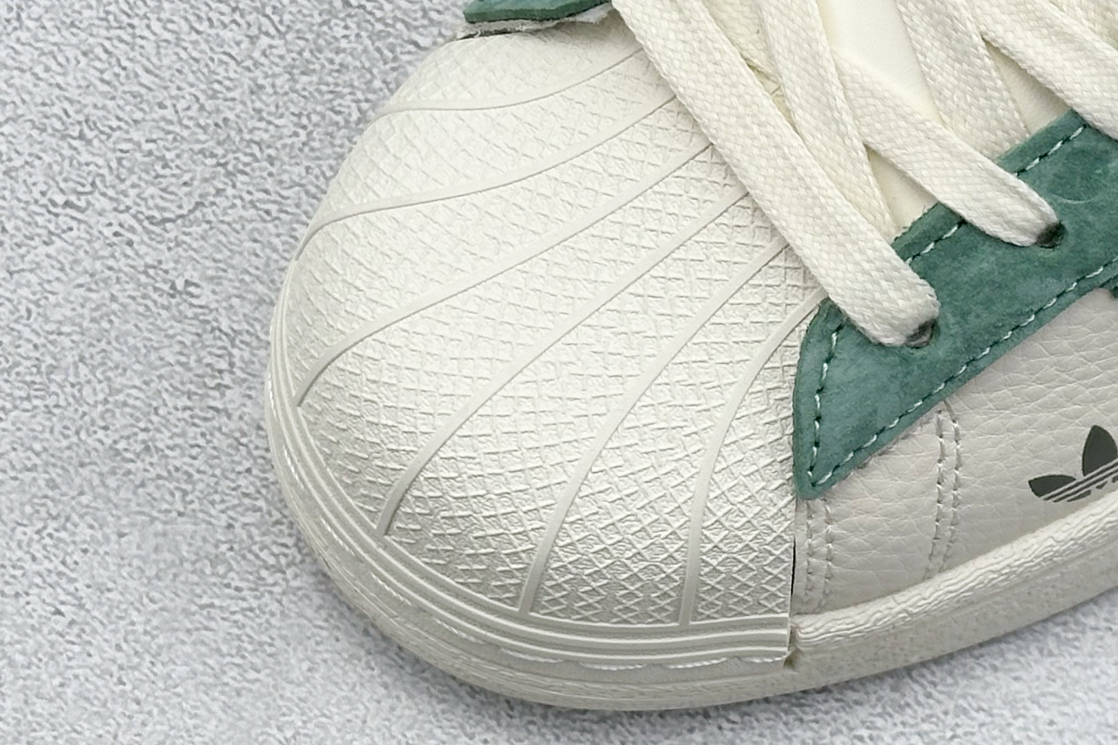  
AD Originals Superstar x GUCCI 白绿
采用全新头层拼接皮革材质
后跟采