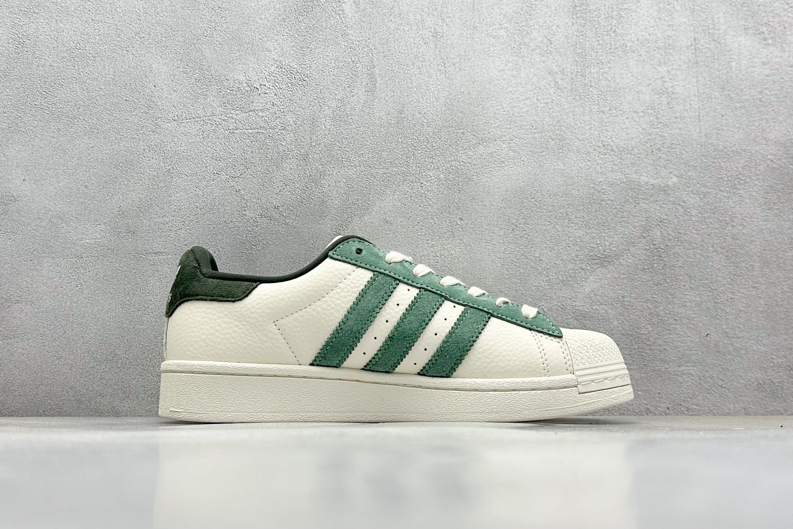  
AD Originals Superstar x GUCCI 白绿
采用全新头层拼接皮革材质
后跟采