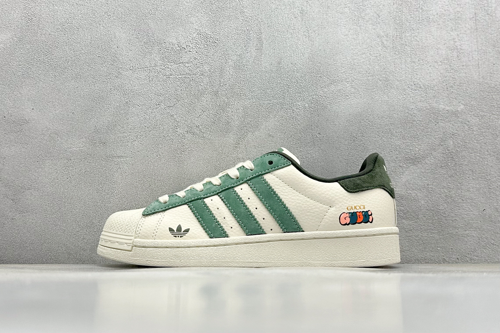  
AD Originals Superstar x GUCCI 白绿
采用全新头层拼接皮革材质
后跟采