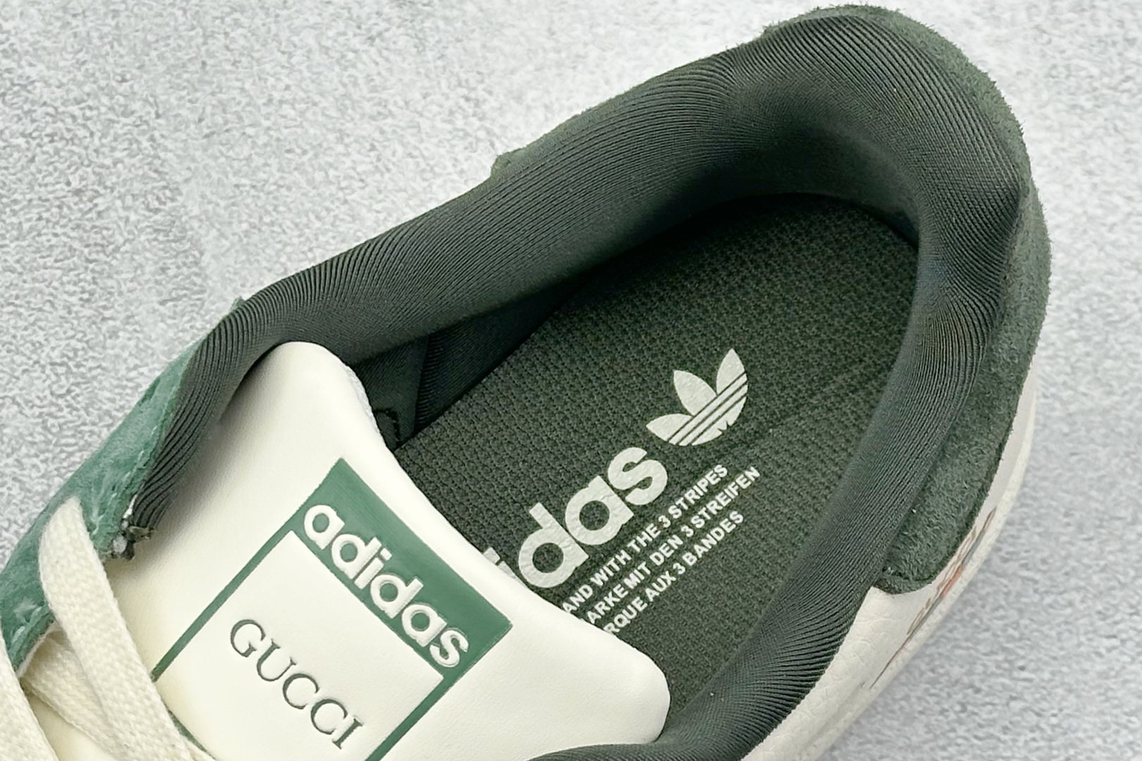  
AD Originals Superstar x GUCCI 白绿
采用全新头层拼接皮革材质
后跟采