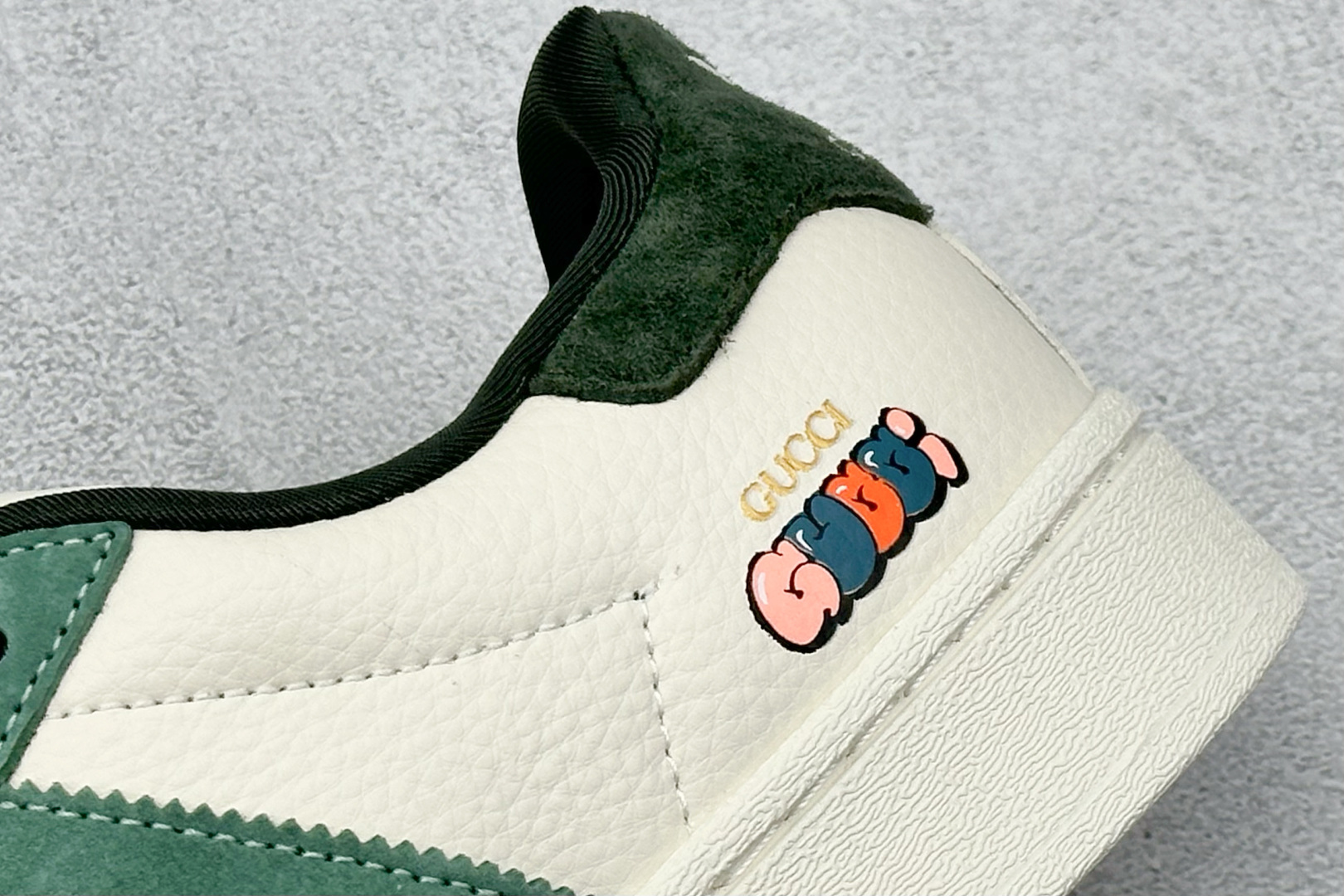  
AD Originals Superstar x GUCCI 白绿
采用全新头层拼接皮革材质
后跟采
