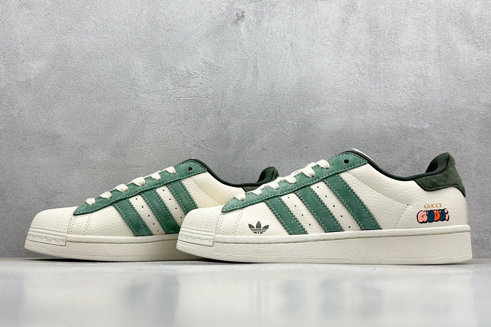  
AD Originals Superstar x GUCCI 白绿
采用全新头层拼接皮革材质
后跟采