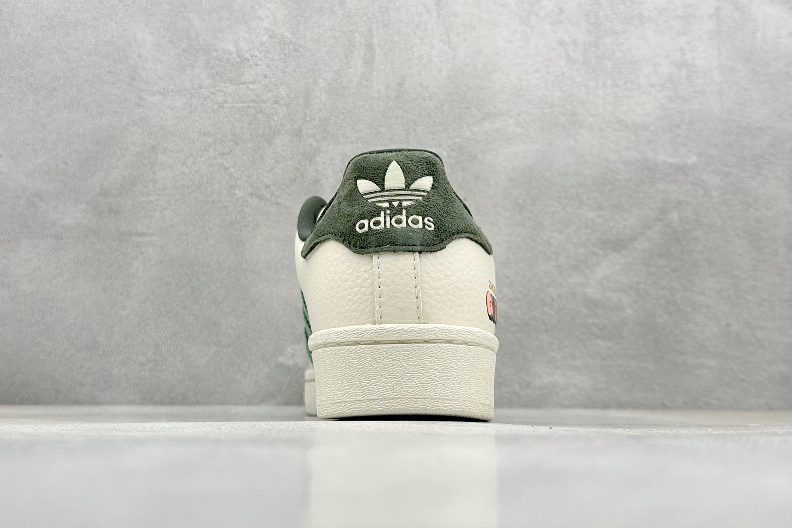  
AD Originals Superstar x GUCCI 白绿
采用全新头层拼接皮革材质
后跟采