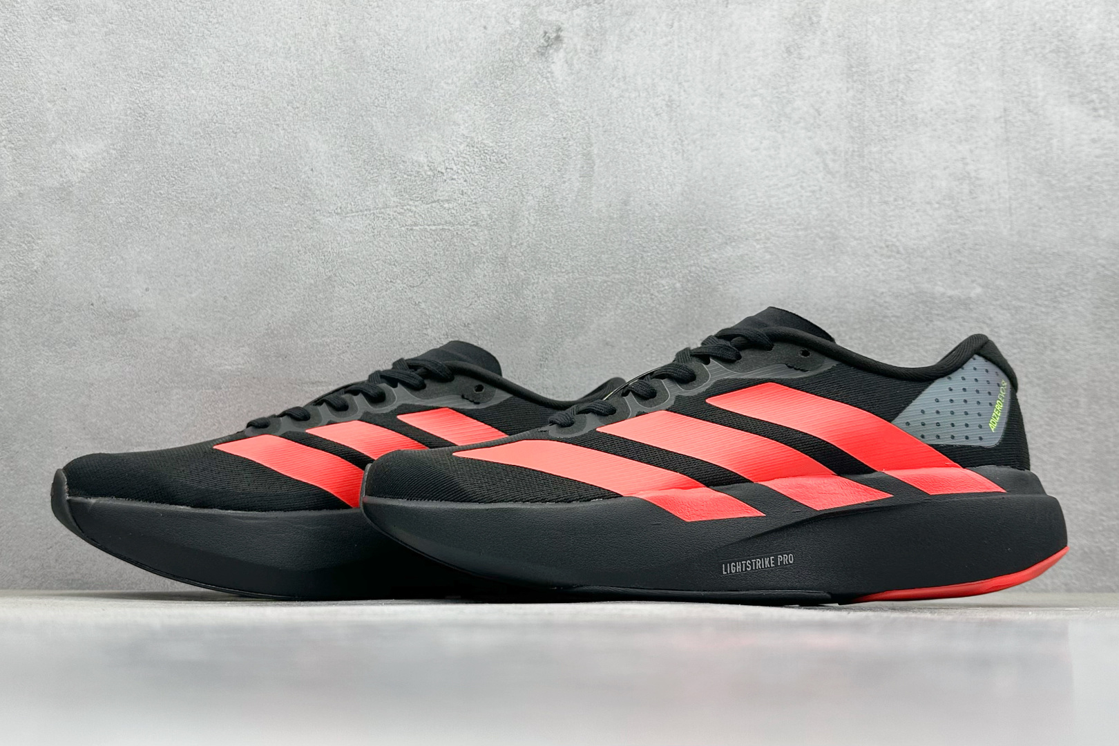  
AD Adizero Evo SL 阿迪超轻透气缓震跑鞋 
以令人难以置信的138克重量，刷新了跑鞋
