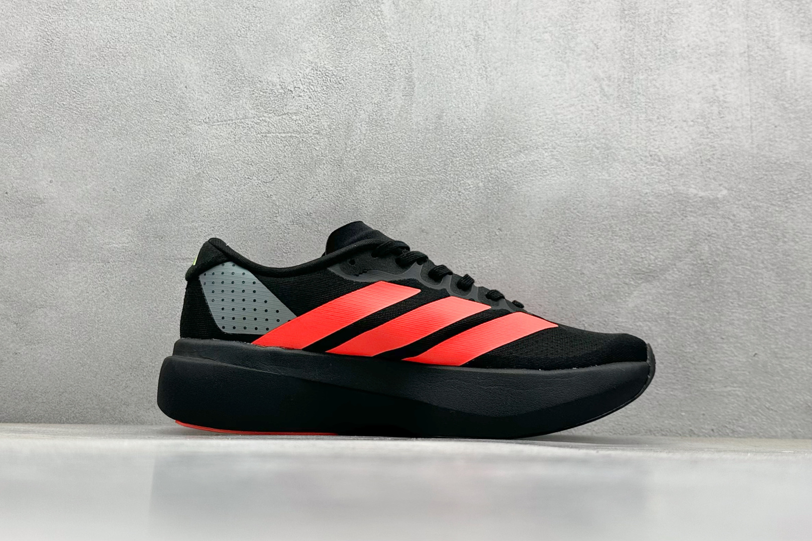  
AD Adizero Evo SL 阿迪超轻透气缓震跑鞋 
以令人难以置信的138克重量，刷新了跑鞋