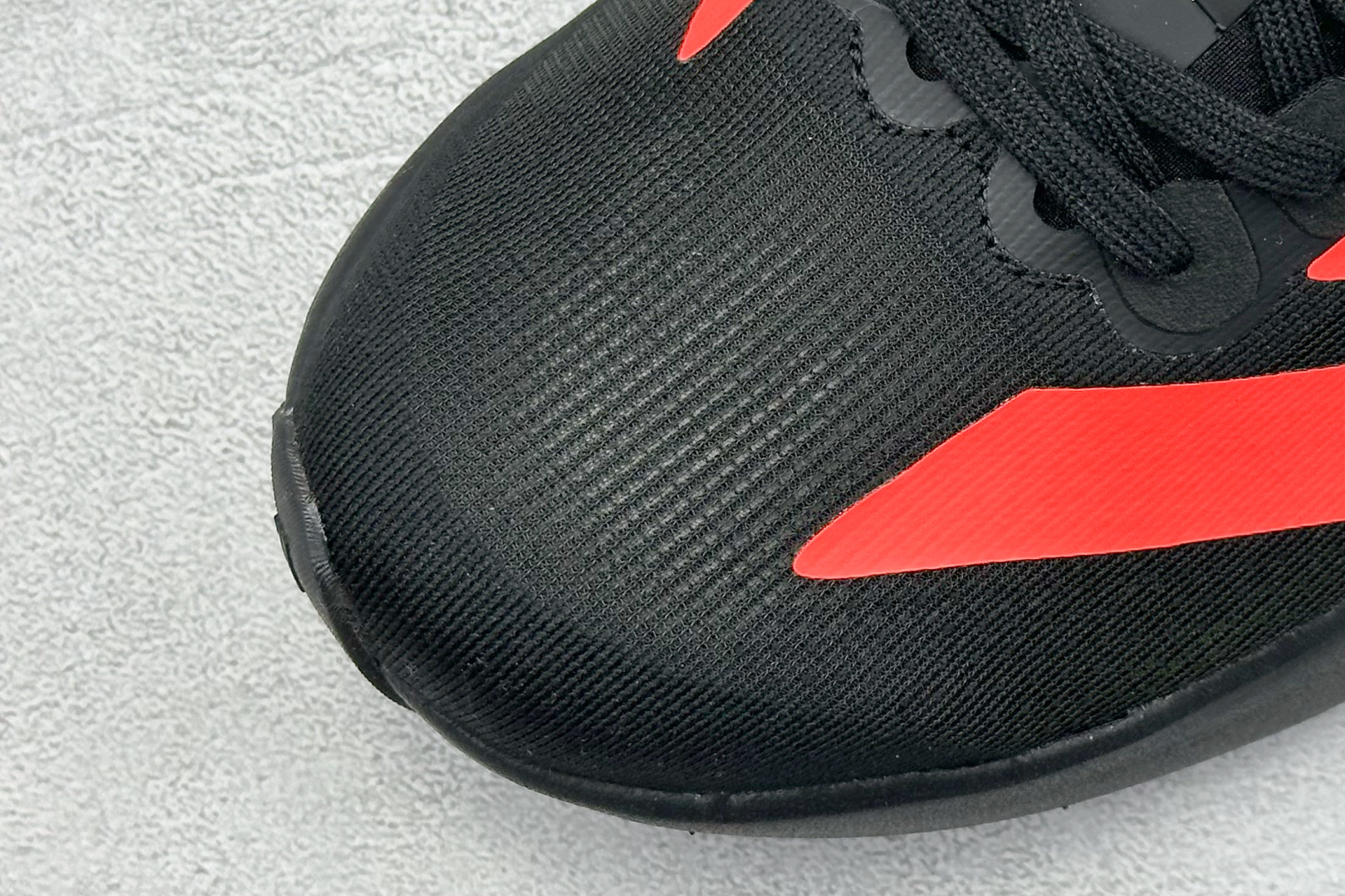  
AD Adizero Evo SL 阿迪超轻透气缓震跑鞋 
以令人难以置信的138克重量，刷新了跑鞋