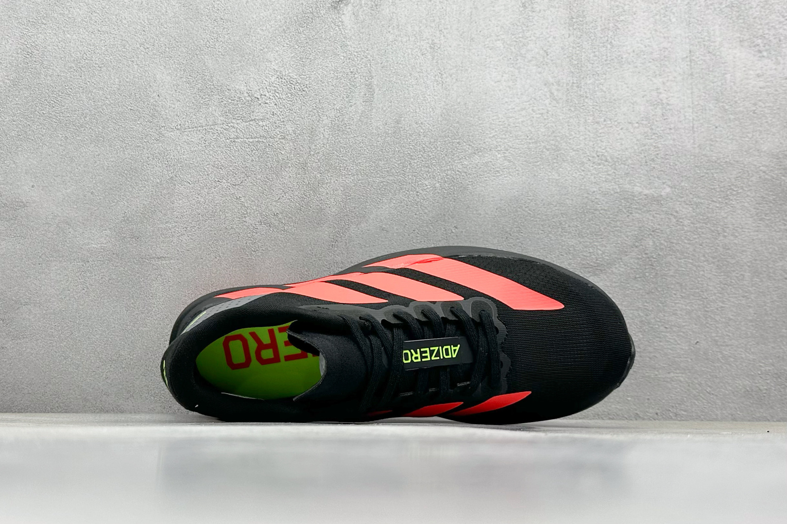  
AD Adizero Evo SL 阿迪超轻透气缓震跑鞋 
以令人难以置信的138克重量，刷新了跑鞋