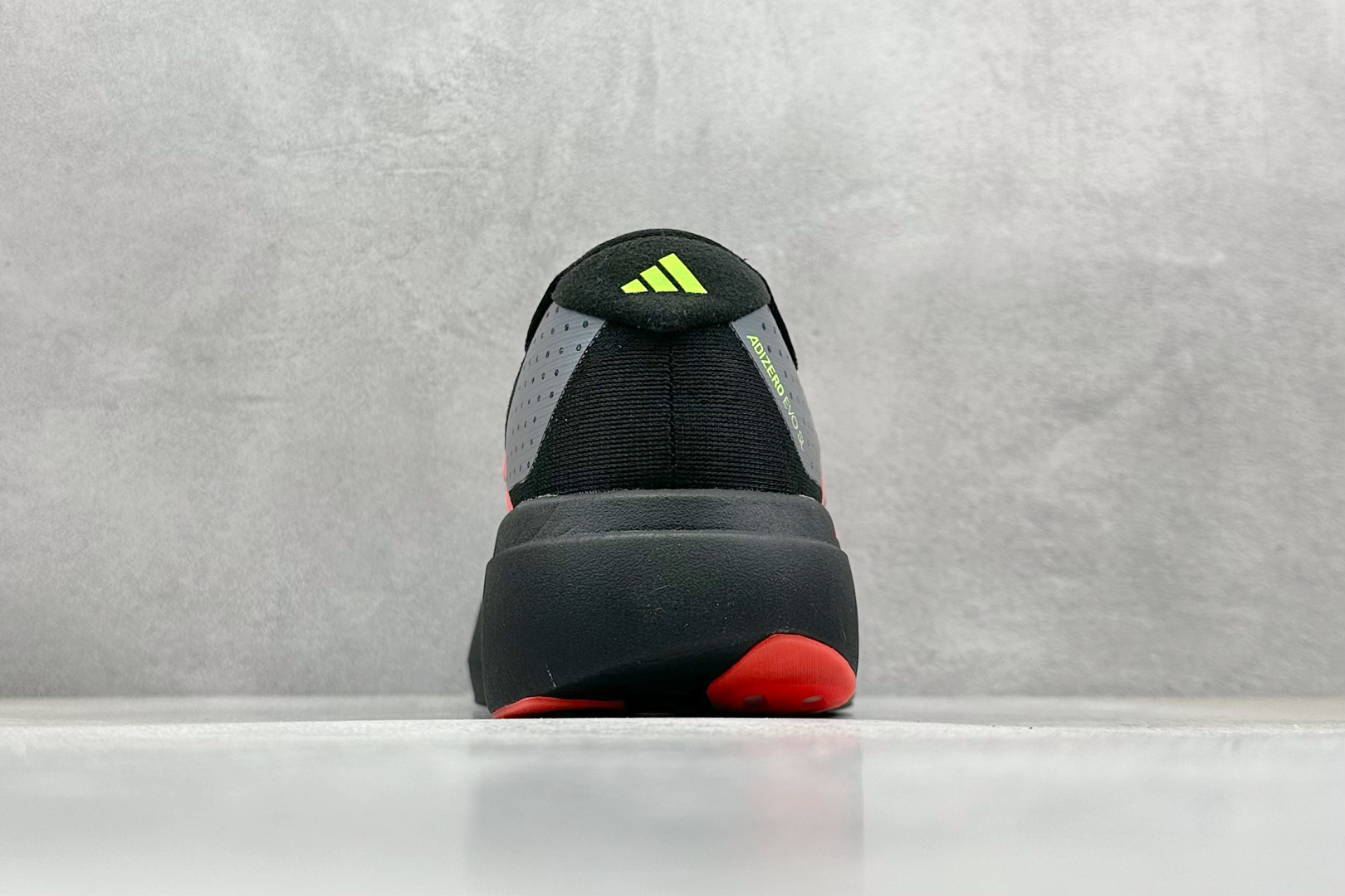  
AD Adizero Evo SL 阿迪超轻透气缓震跑鞋 
以令人难以置信的138克重量，刷新了跑鞋