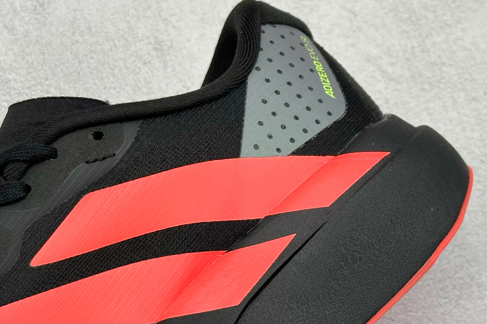  
AD Adizero Evo SL 阿迪超轻透气缓震跑鞋 
以令人难以置信的138克重量，刷新了跑鞋