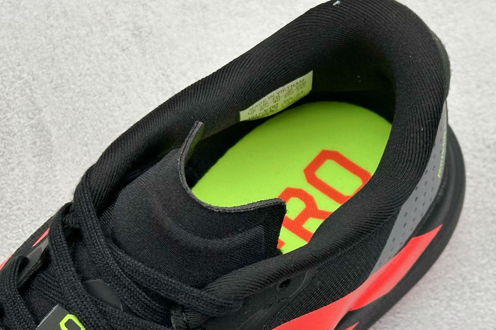  
AD Adizero Evo SL 阿迪超轻透气缓震跑鞋 
以令人难以置信的138克重量，刷新了跑鞋