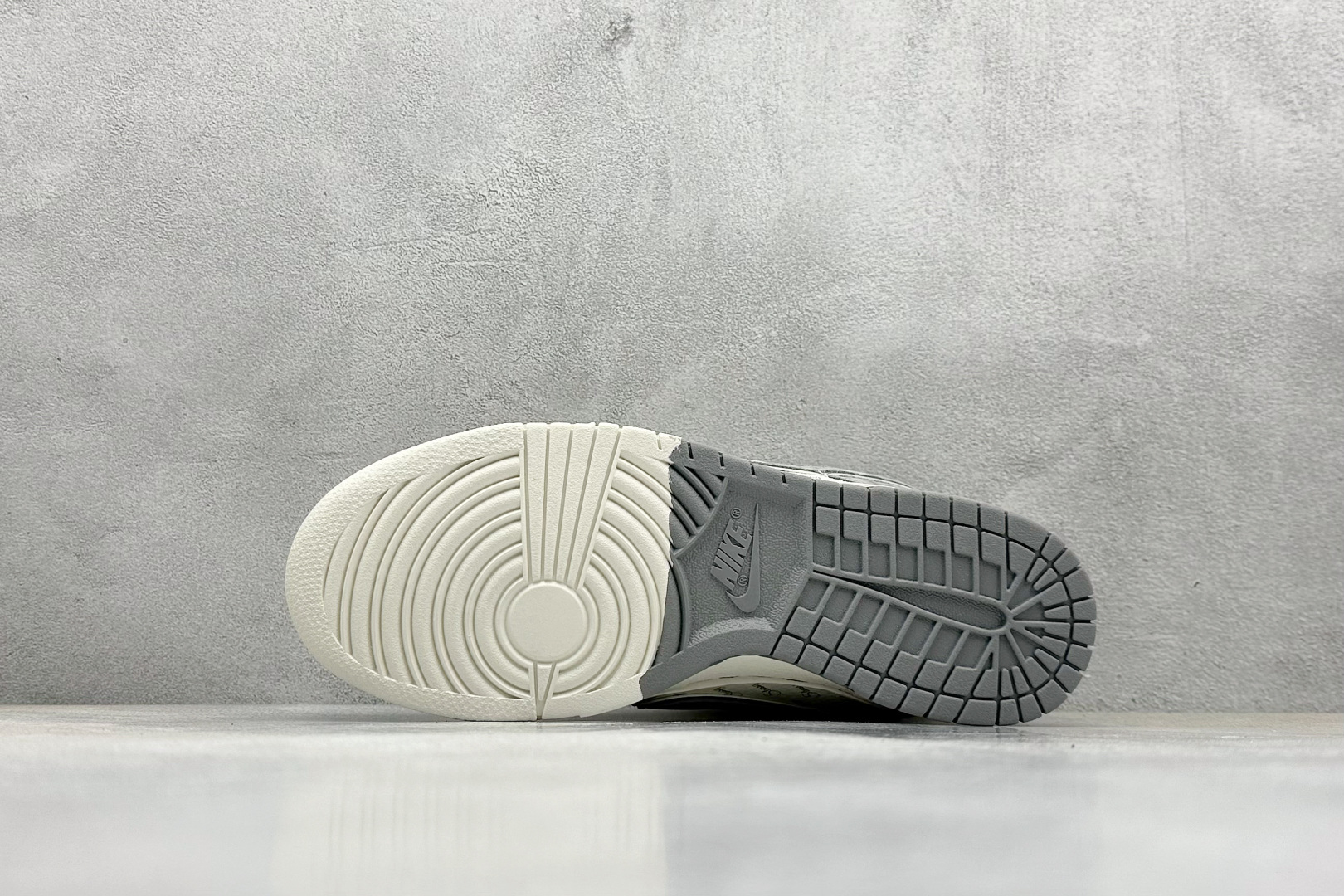  
Nike SB Dunk Low“ 斯图西联名——灰猪八拼接”  
周年高端定制 低帮休闲板鞋 定制