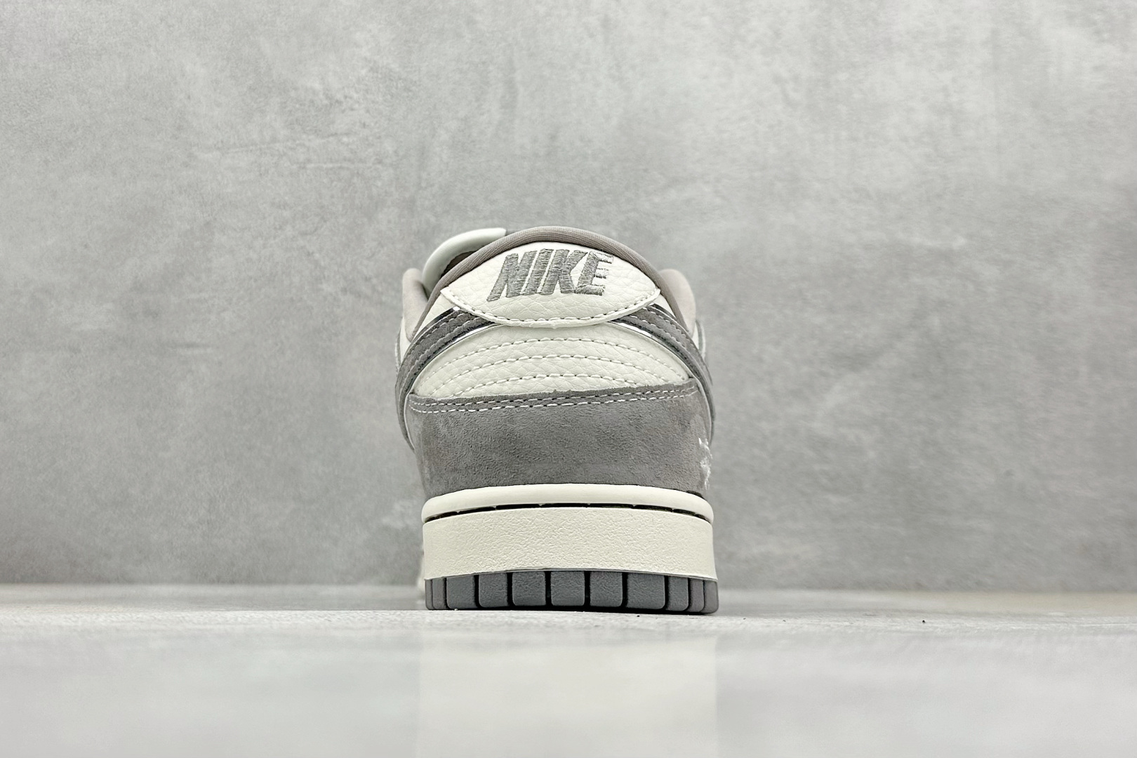  
Nike SB Dunk Low“ 斯图西联名——灰猪八拼接”  
周年高端定制 低帮休闲板鞋 定制