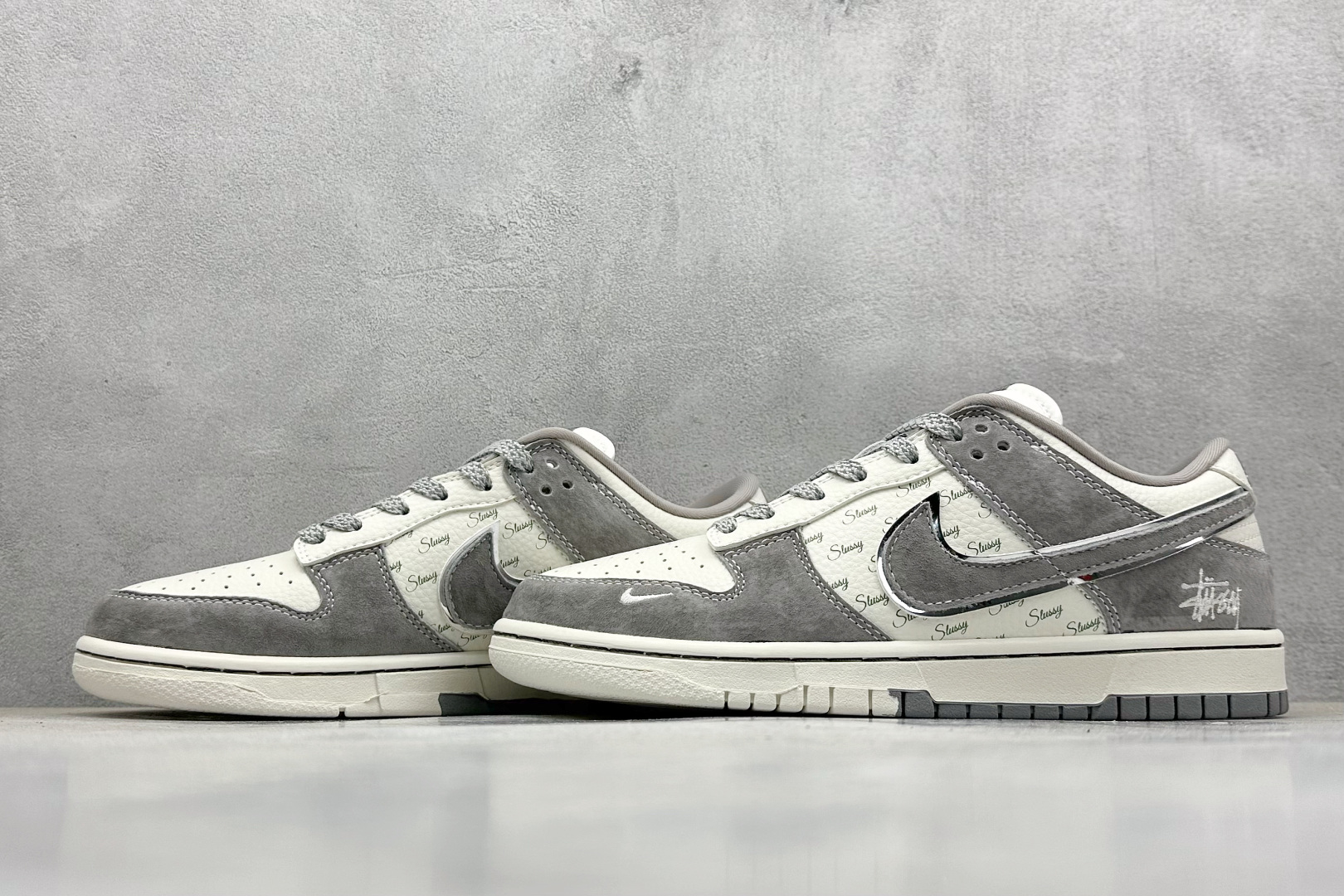  
Nike SB Dunk Low“ 斯图西联名——灰猪八拼接”  
周年高端定制 低帮休闲板鞋 定制