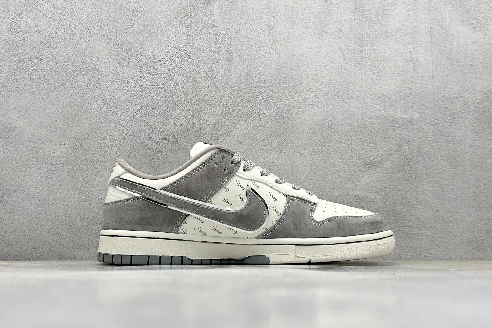  
Nike SB Dunk Low“ 斯图西联名——灰猪八拼接”  
周年高端定制 低帮休闲板鞋 定制