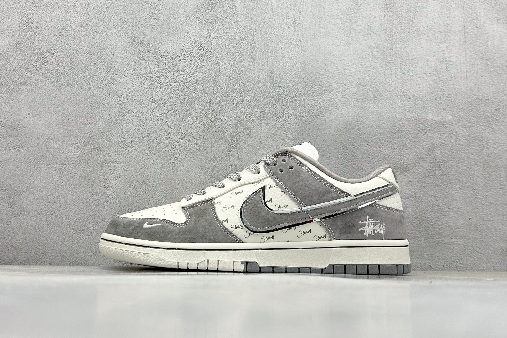  
Nike SB Dunk Low“ 斯图西联名——灰猪八拼接”  
周年高端定制 低帮休闲板鞋 定制
