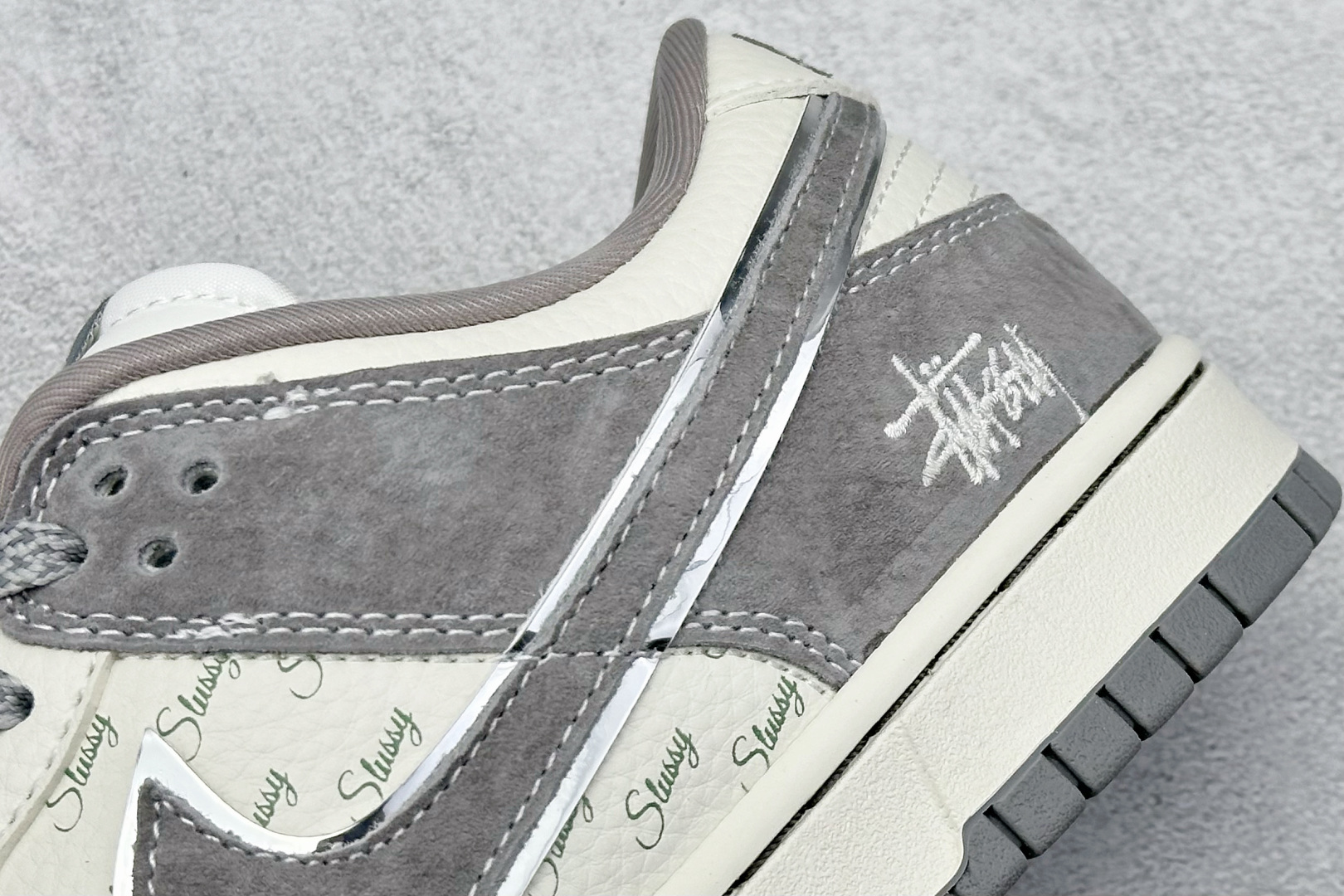  
Nike SB Dunk Low“ 斯图西联名——灰猪八拼接”  
周年高端定制 低帮休闲板鞋 定制