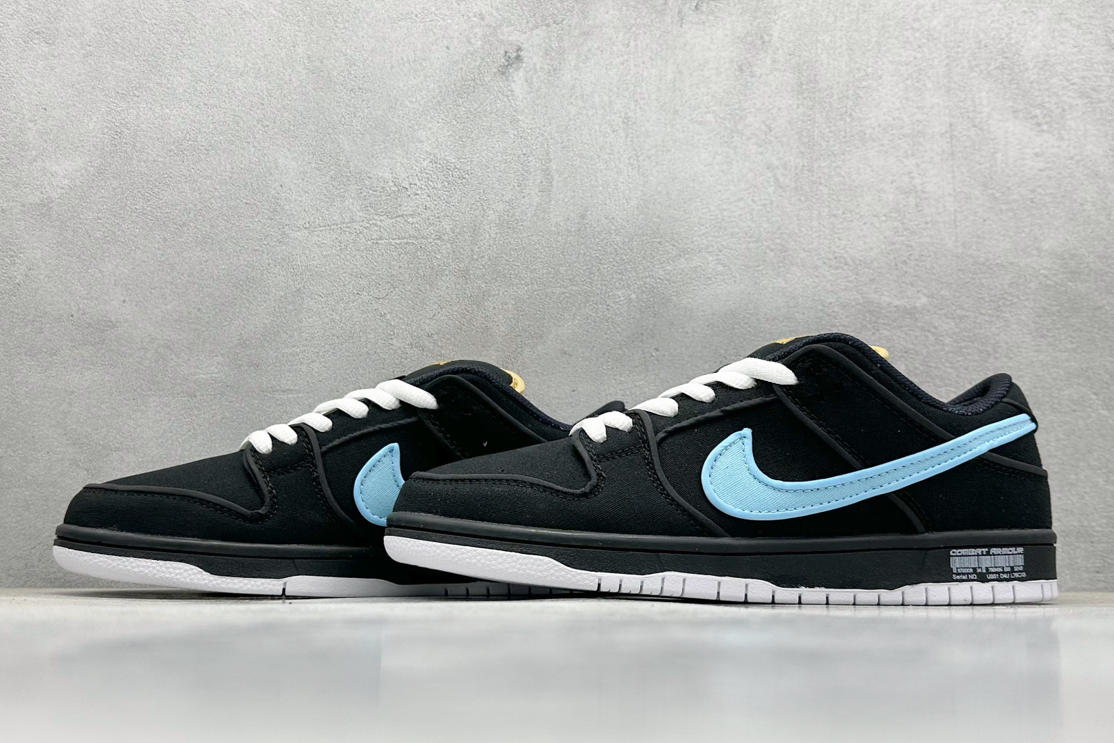  
BF版 NIKE SB Dunk Low 黑红蓝帆布
性价比天花板 尝鲜先行版
原装头层材料 独家版