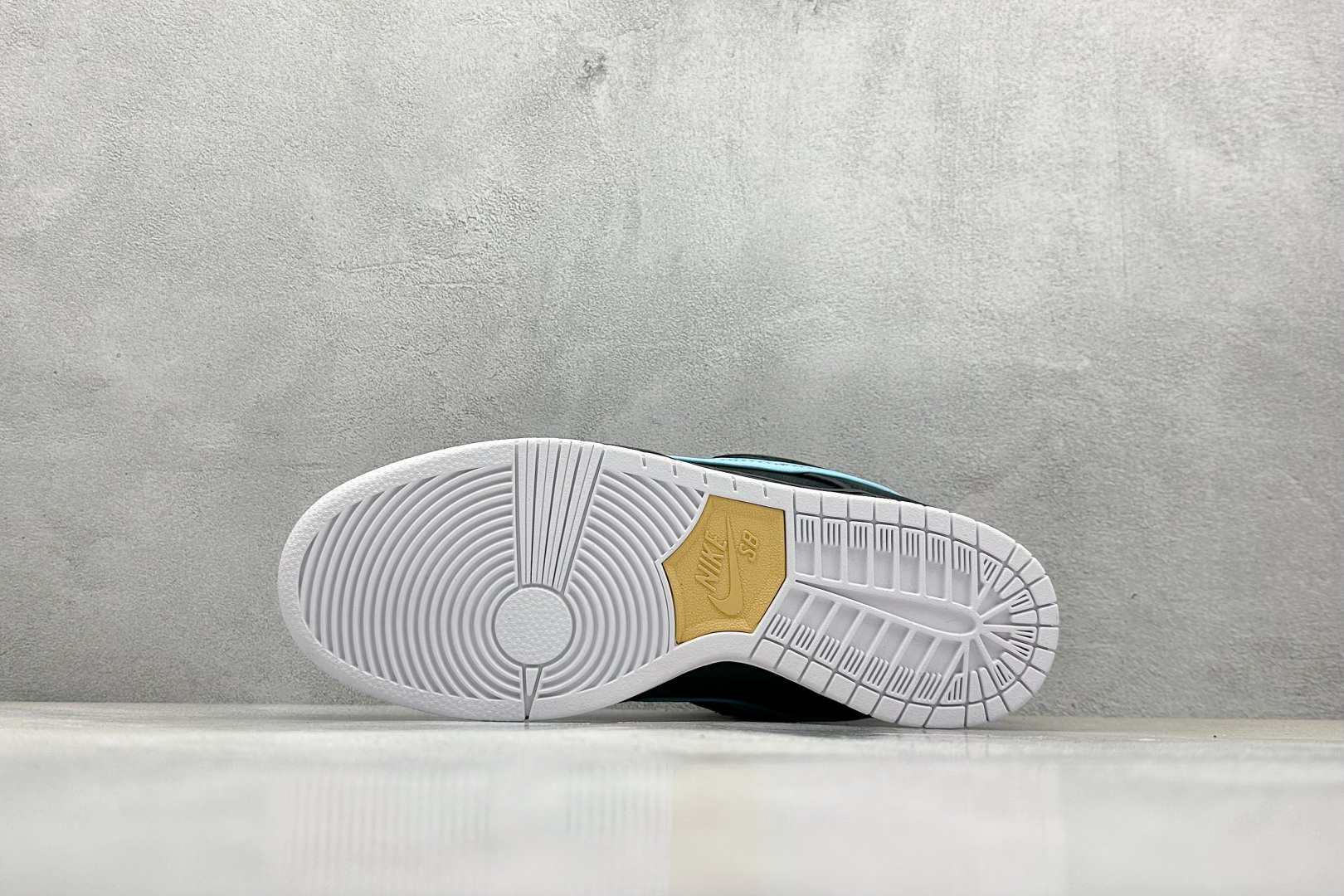  
BF版 NIKE SB Dunk Low 黑红蓝帆布
性价比天花板 尝鲜先行版
原装头层材料 独家版
