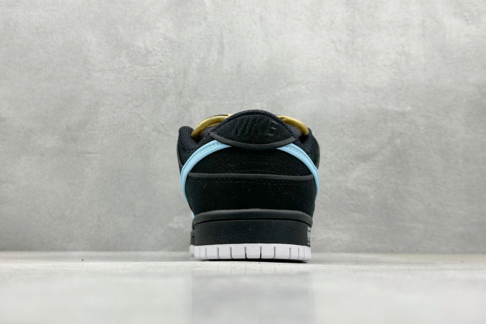  
BF版 NIKE SB Dunk Low 黑红蓝帆布
性价比天花板 尝鲜先行版
原装头层材料 独家版