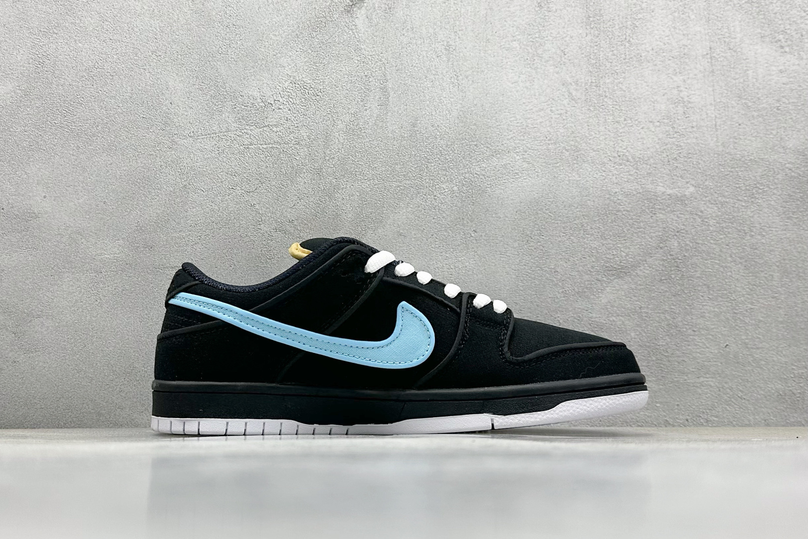  
BF版 NIKE SB Dunk Low 黑红蓝帆布
性价比天花板 尝鲜先行版
原装头层材料 独家版