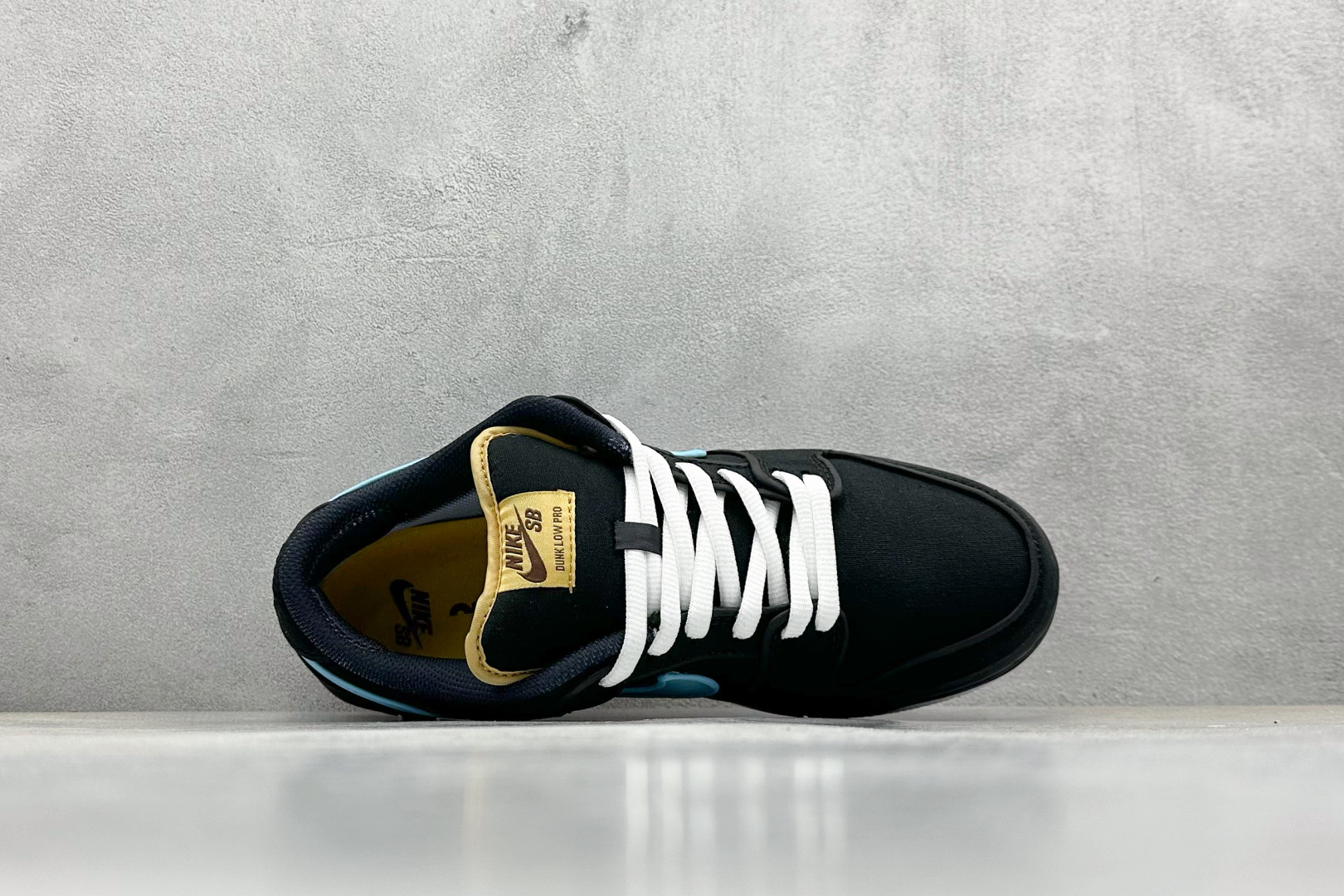  
BF版 NIKE SB Dunk Low 黑红蓝帆布
性价比天花板 尝鲜先行版
原装头层材料 独家版