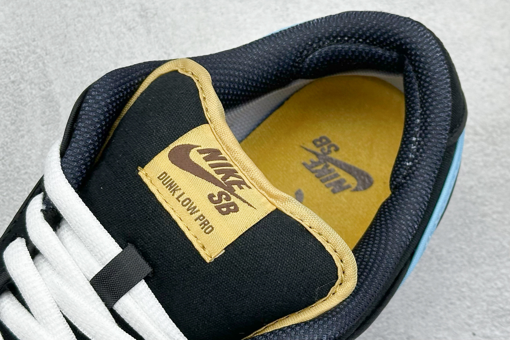  
BF版 NIKE SB Dunk Low 黑红蓝帆布
性价比天花板 尝鲜先行版
原装头层材料 独家版