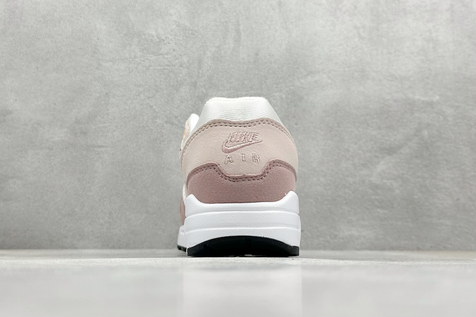  
Nike Air Max 1 耐克半掌气垫复古跑步鞋 

货号：DZ2628-106
尺码：36 