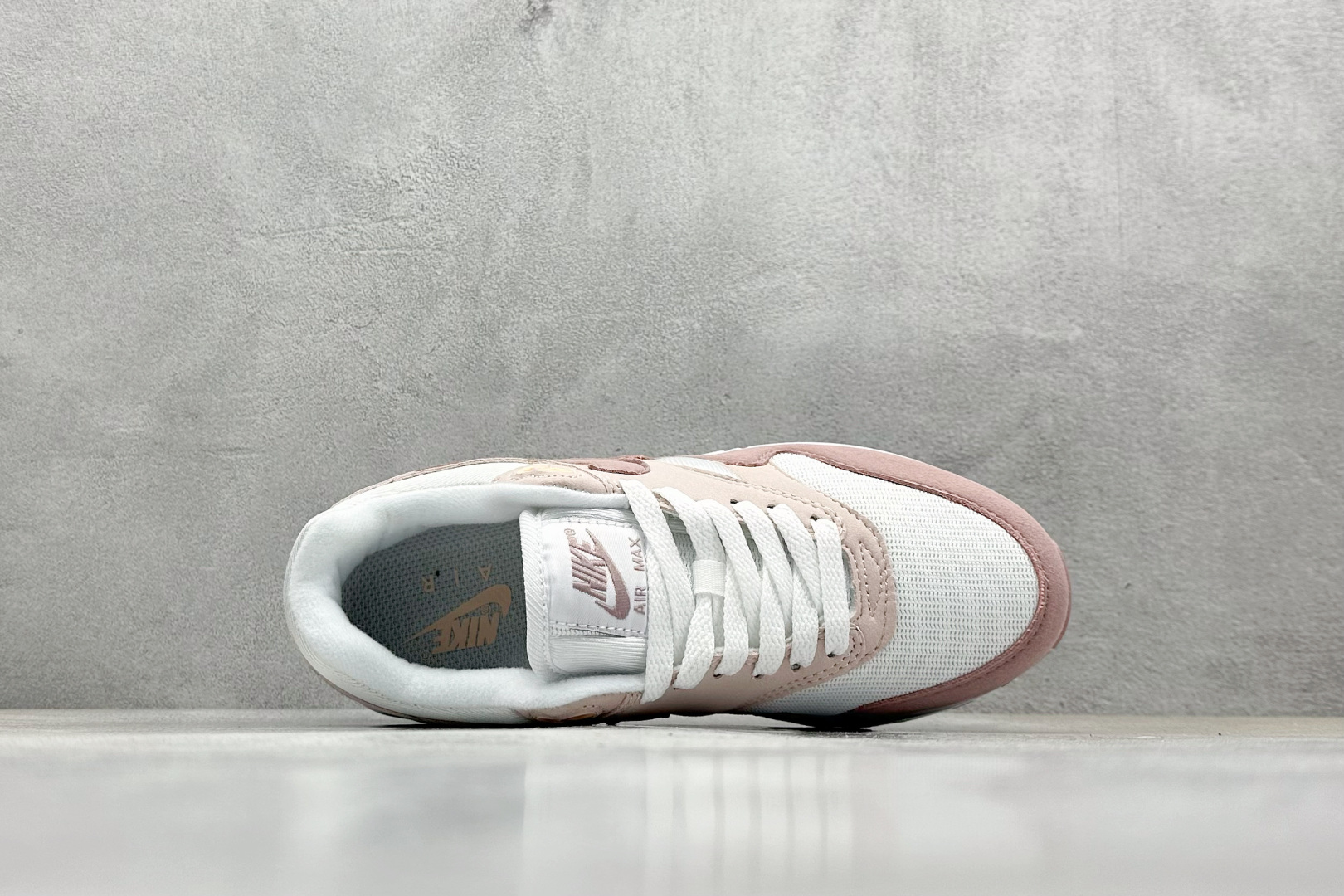  
Nike Air Max 1 耐克半掌气垫复古跑步鞋 

货号：DZ2628-106
尺码：36 