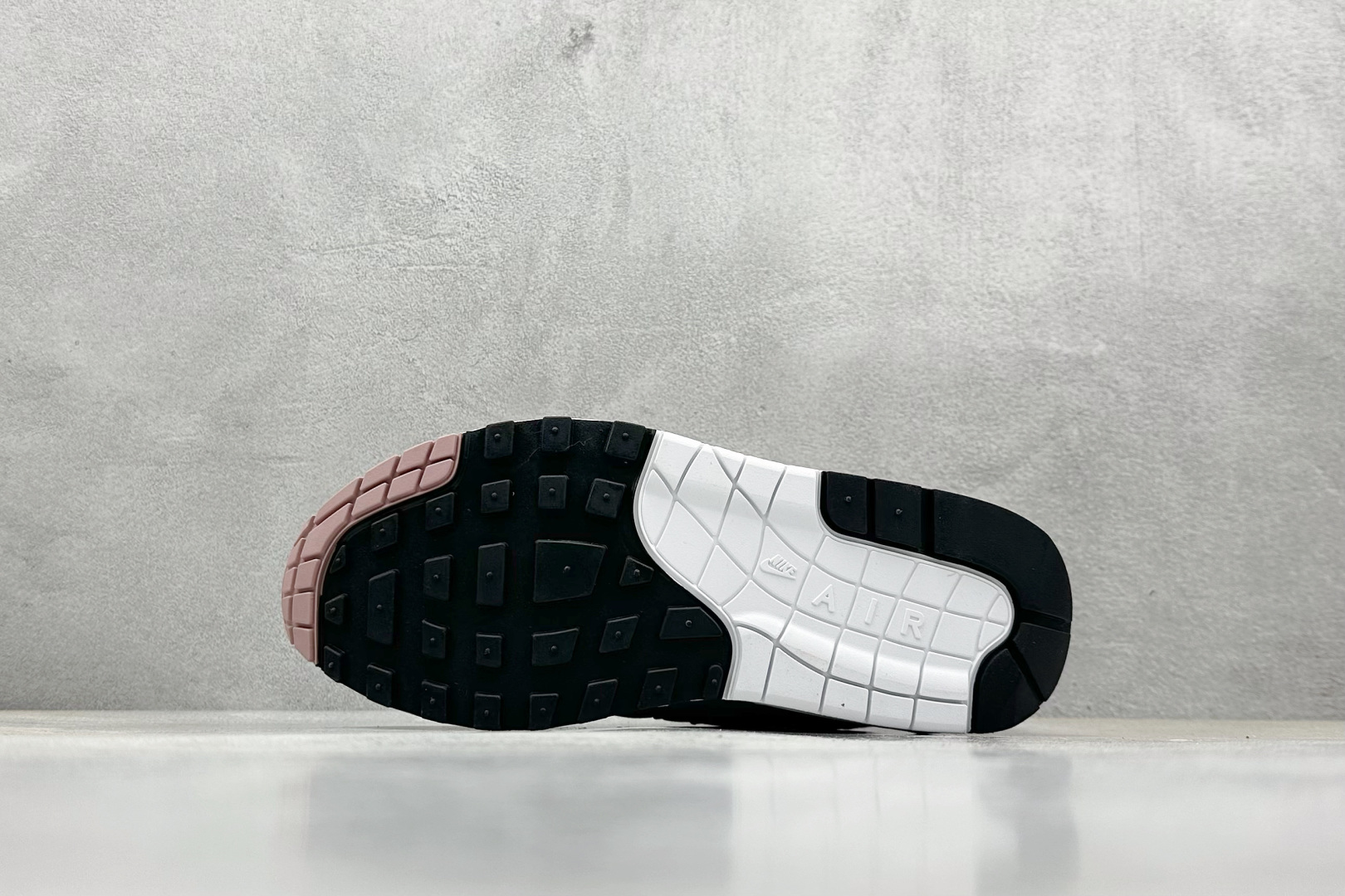  
Nike Air Max 1 耐克半掌气垫复古跑步鞋 

货号：DZ2628-106
尺码：36 