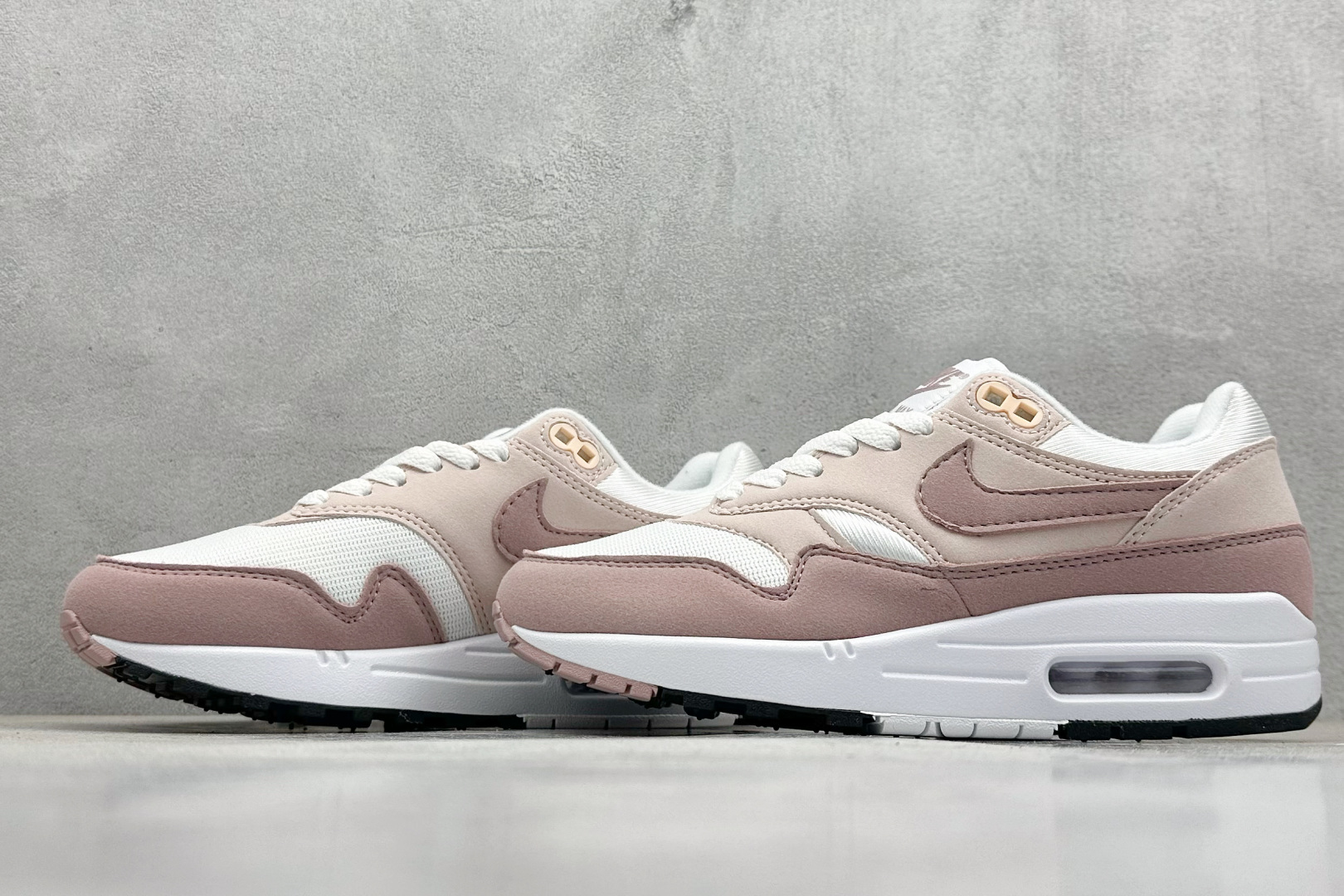  
Nike Air Max 1 耐克半掌气垫复古跑步鞋 

货号：DZ2628-106
尺码：36 