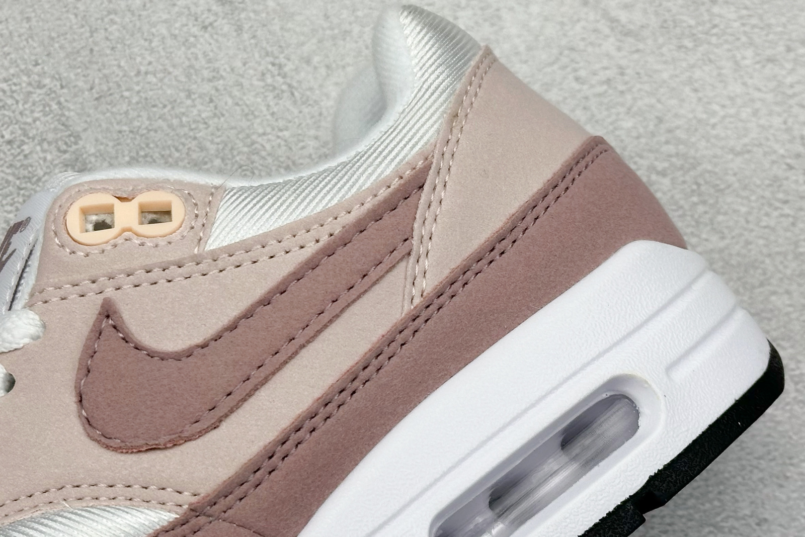  
Nike Air Max 1 耐克半掌气垫复古跑步鞋 

货号：DZ2628-106
尺码：36 