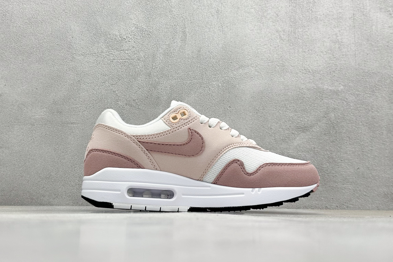  
Nike Air Max 1 耐克半掌气垫复古跑步鞋 

货号：DZ2628-106
尺码：36 