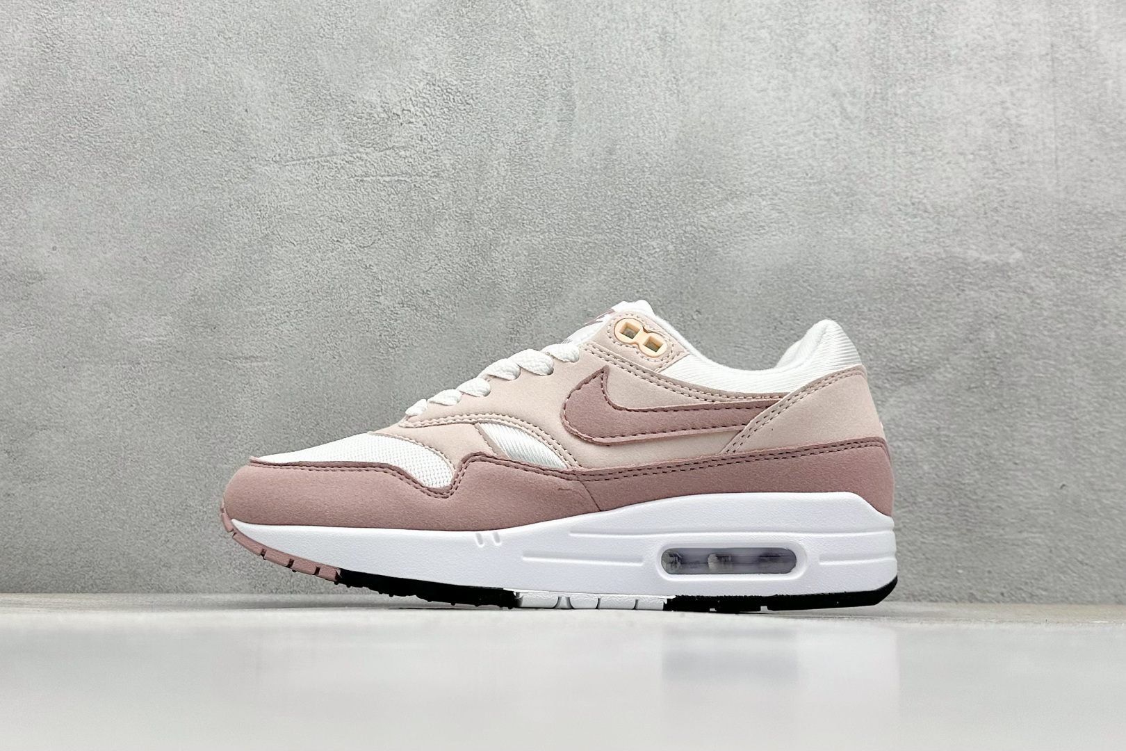  
Nike Air Max 1 耐克半掌气垫复古跑步鞋 

货号：DZ2628-106
尺码：36 