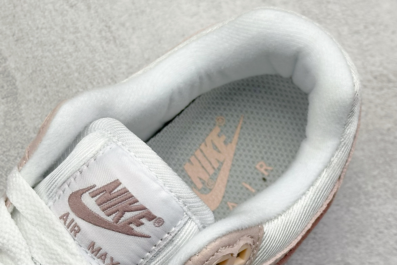  
Nike Air Max 1 耐克半掌气垫复古跑步鞋 

货号：DZ2628-106
尺码：36 
