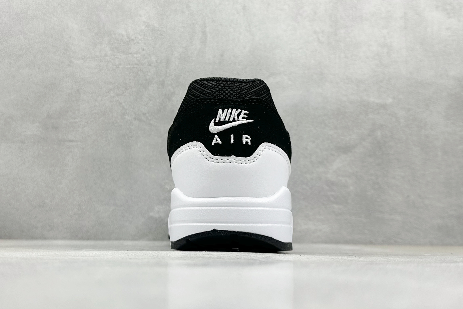  
Nike Air Max 1 耐克半掌气垫复古跑步鞋 

货号：FZ2508-007
尺码：36 