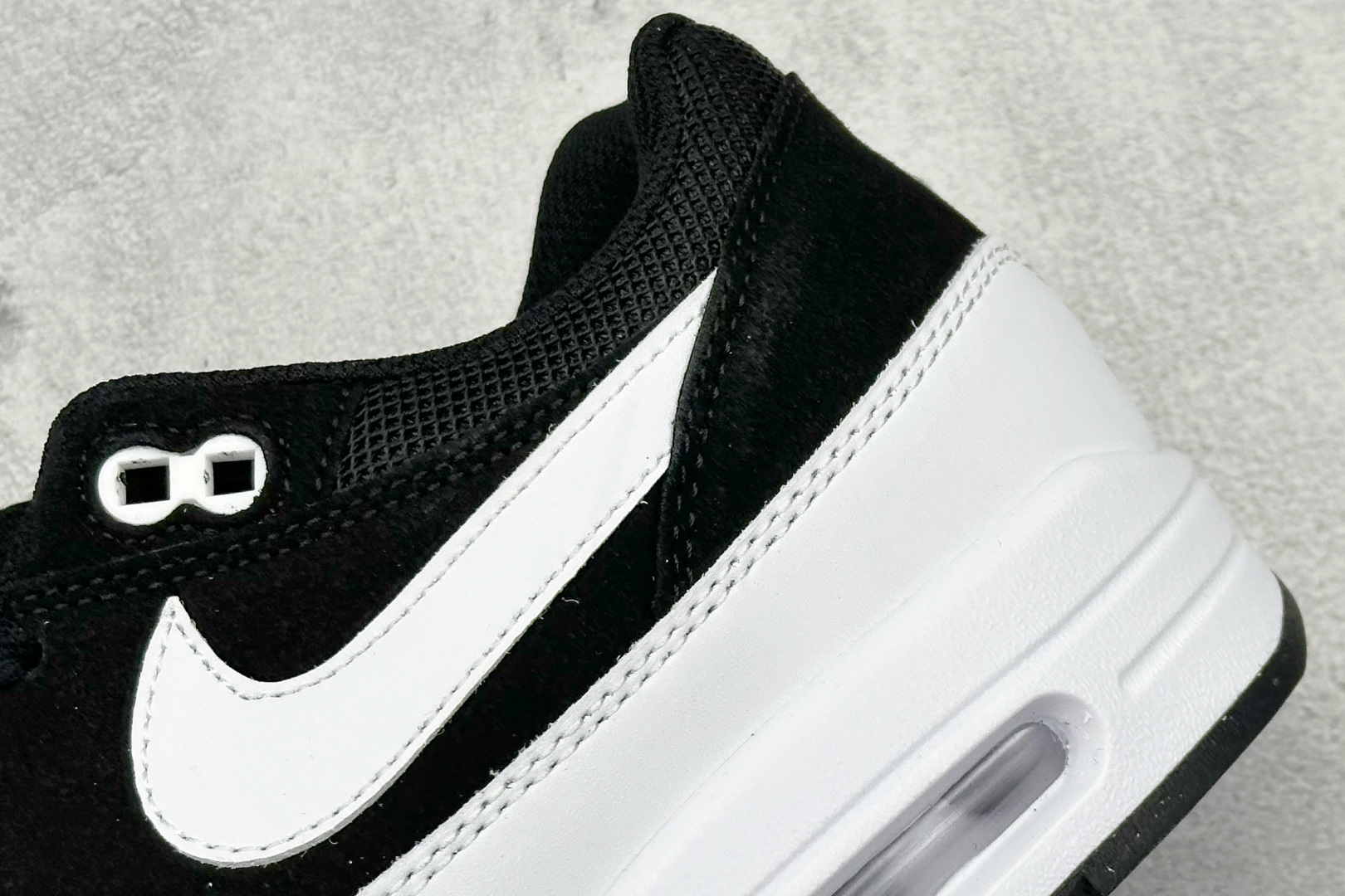  
Nike Air Max 1 耐克半掌气垫复古跑步鞋 

货号：FZ2508-007
尺码：36 