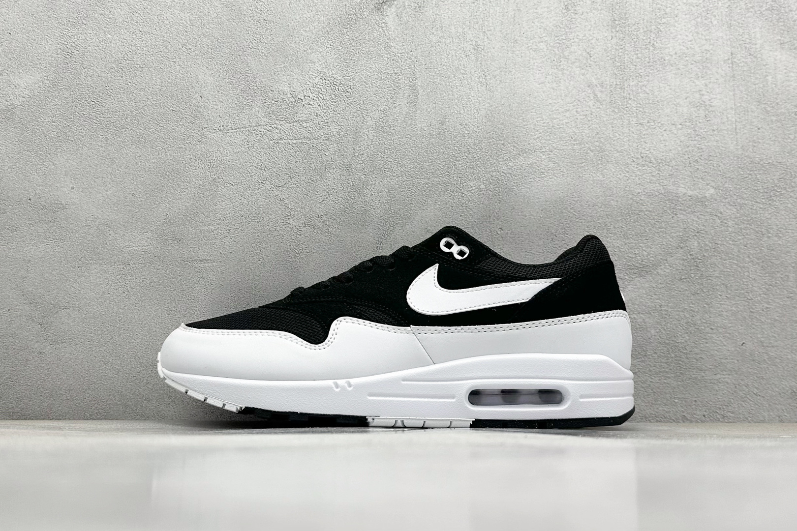  
Nike Air Max 1 耐克半掌气垫复古跑步鞋 

货号：FZ2508-007
尺码：36 