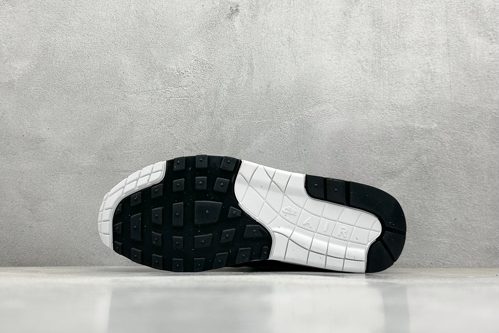  
Nike Air Max 1 耐克半掌气垫复古跑步鞋 

货号：FZ2508-007
尺码：36 