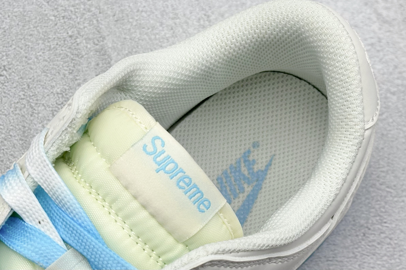  终端放店
XC版 Nike SB Dunk Low x Supreme 白天蓝三小钩
纯原大厂出品 极