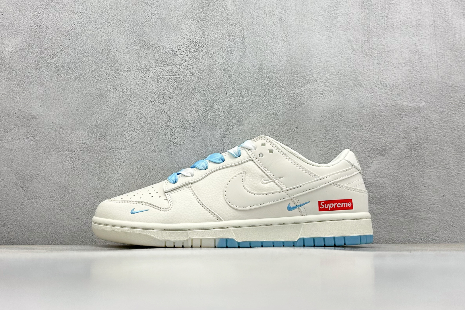  终端放店
XC版 Nike SB Dunk Low x Supreme 白天蓝三小钩
纯原大厂出品 极