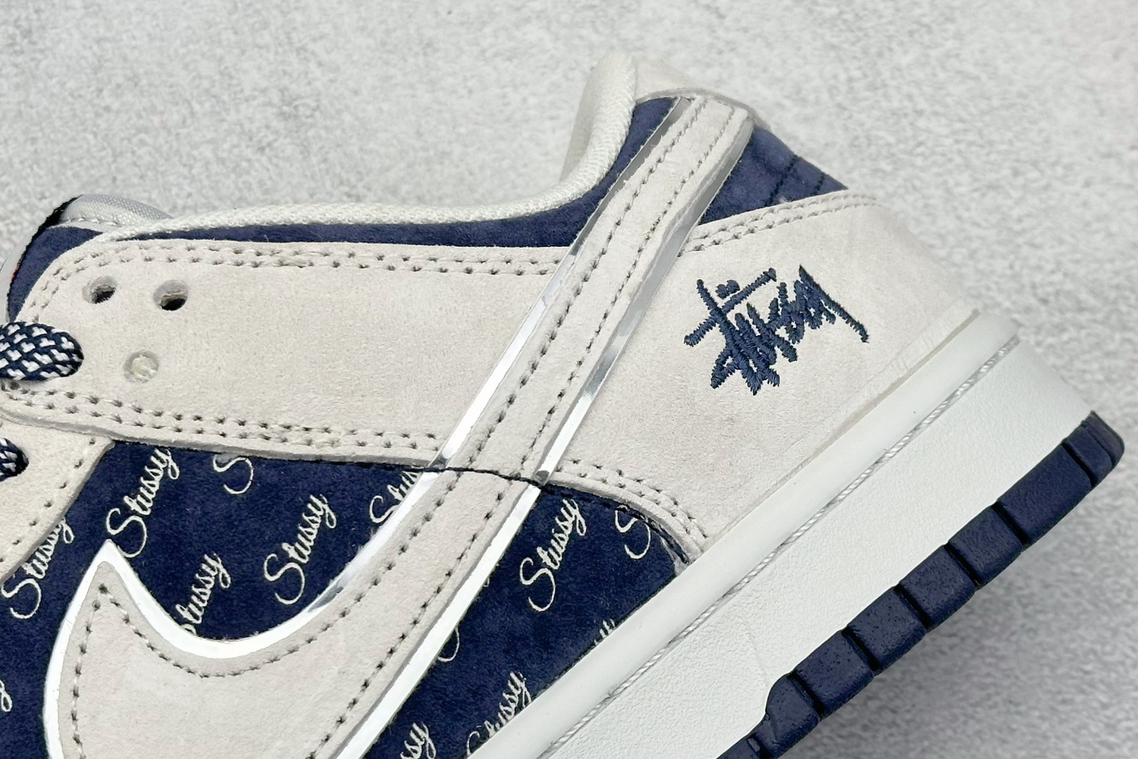  终端放店
XC版 Nike SB Dunk Low x Stussy 斯图西联名-灰蓝 
纯原大厂出品