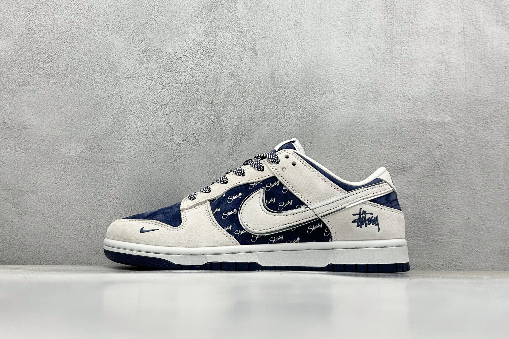  终端放店
XC版 Nike SB Dunk Low x Stussy 斯图西联名-灰蓝 
纯原大厂出品