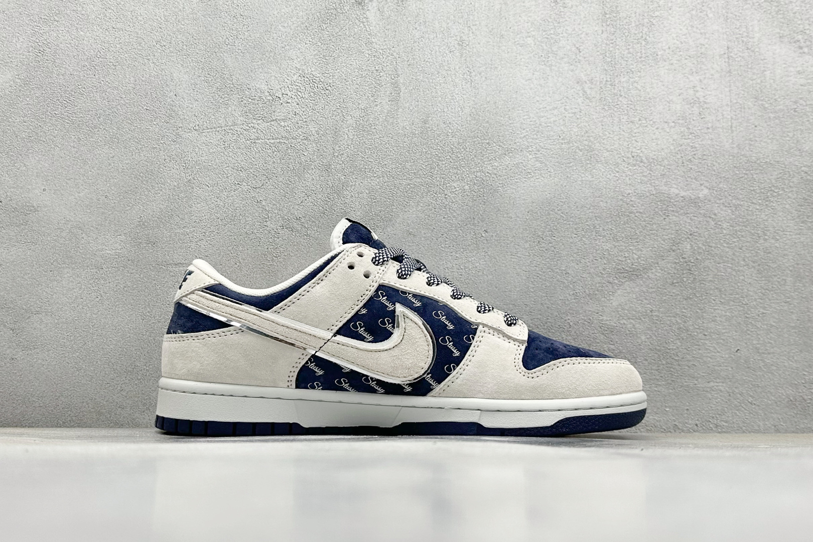  终端放店
XC版 Nike SB Dunk Low x Stussy 斯图西联名-灰蓝 
纯原大厂出品