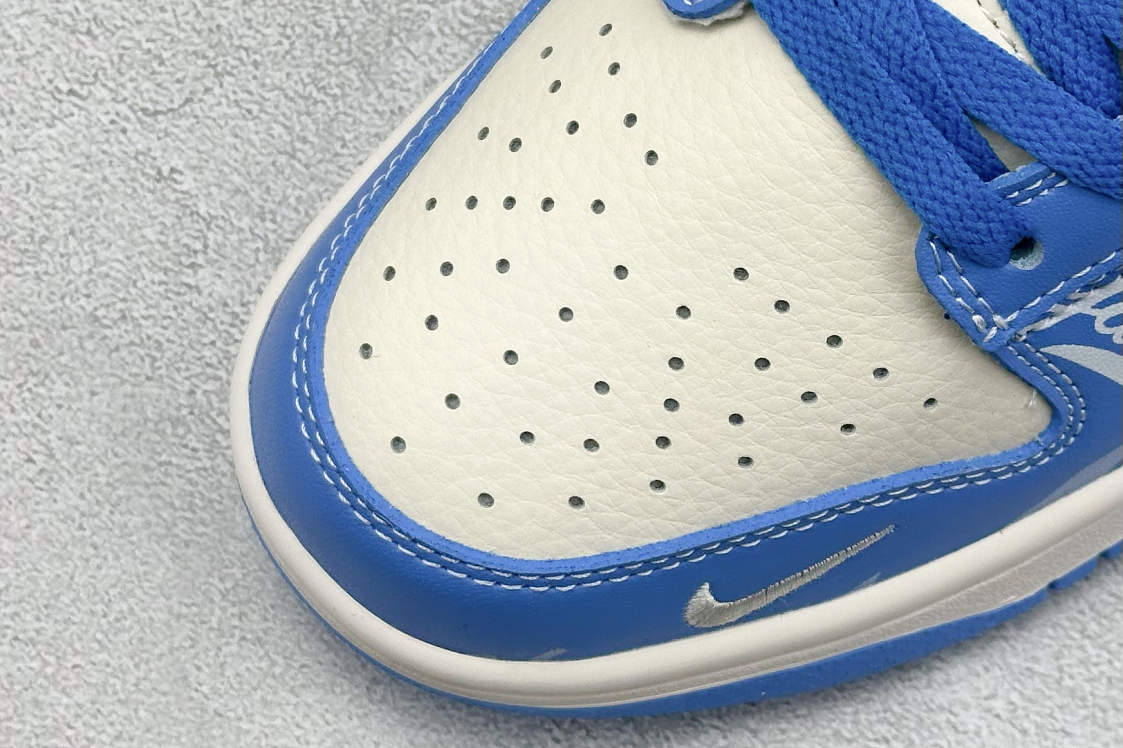  终端放店
XC版 Nike SB Dunk Low x MLB 蓝白小钩
纯原大厂出品 极力推荐
原装