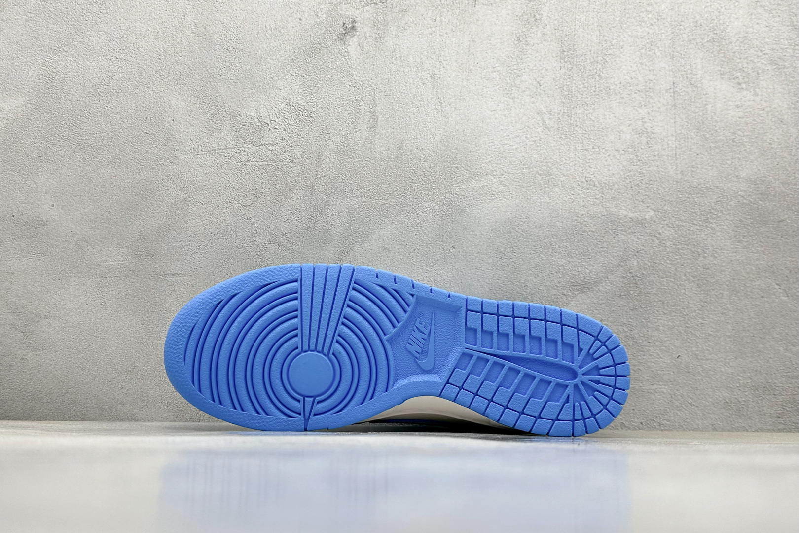  终端放店
XC版 Nike SB Dunk Low x MLB 蓝白小钩
纯原大厂出品 极力推荐
原装