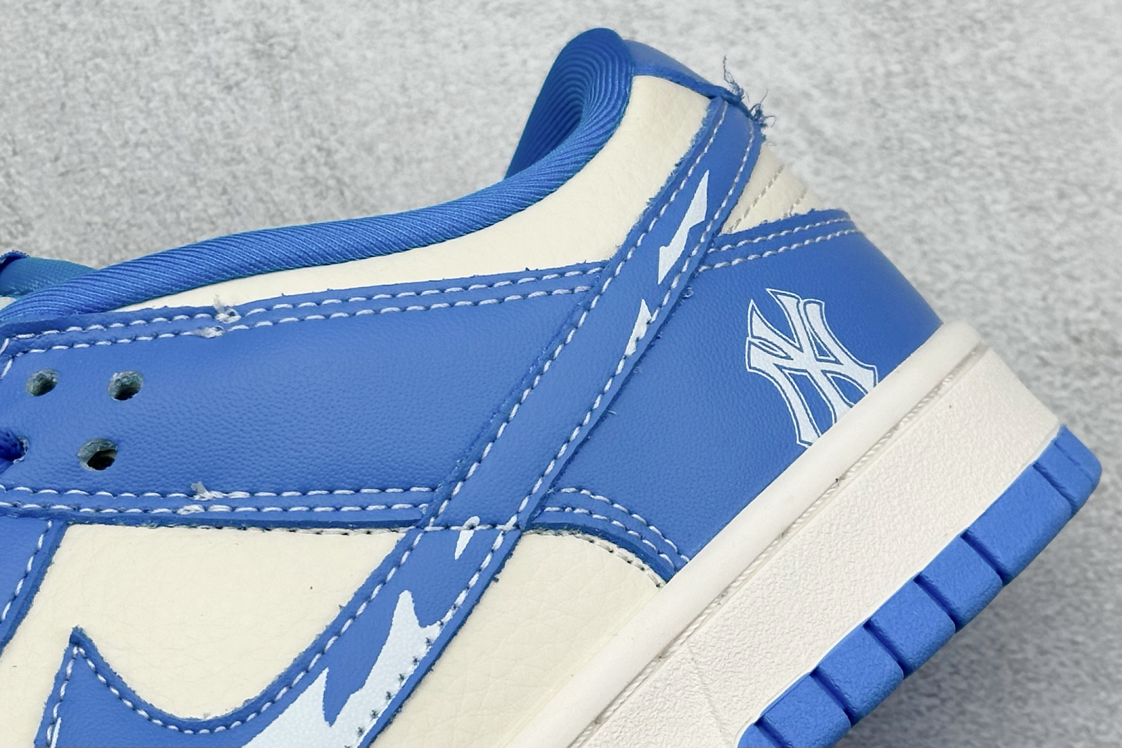  终端放店
XC版 Nike SB Dunk Low x MLB 蓝白小钩
纯原大厂出品 极力推荐
原装