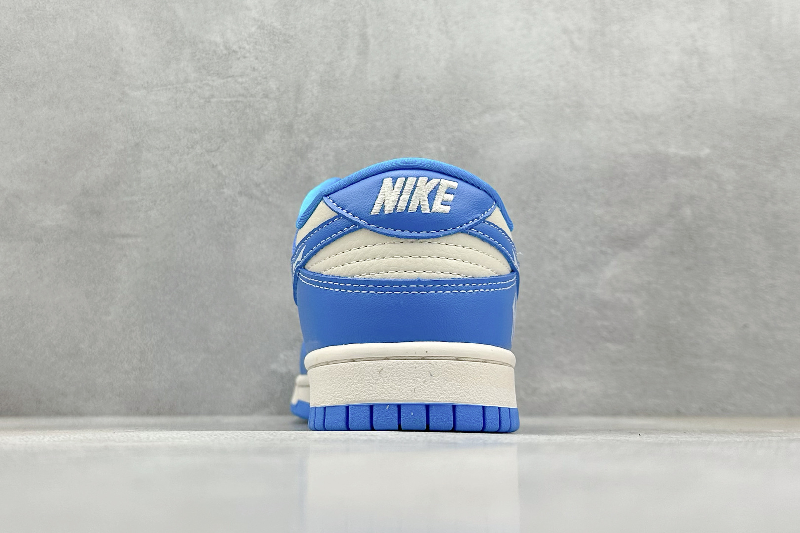  终端放店
XC版 Nike SB Dunk Low x MLB 蓝白小钩
纯原大厂出品 极力推荐
原装