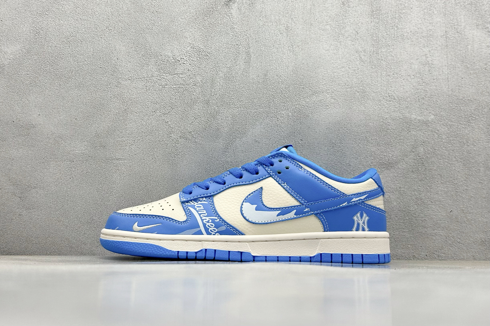  终端放店
XC版 Nike SB Dunk Low x MLB 蓝白小钩
纯原大厂出品 极力推荐
原装