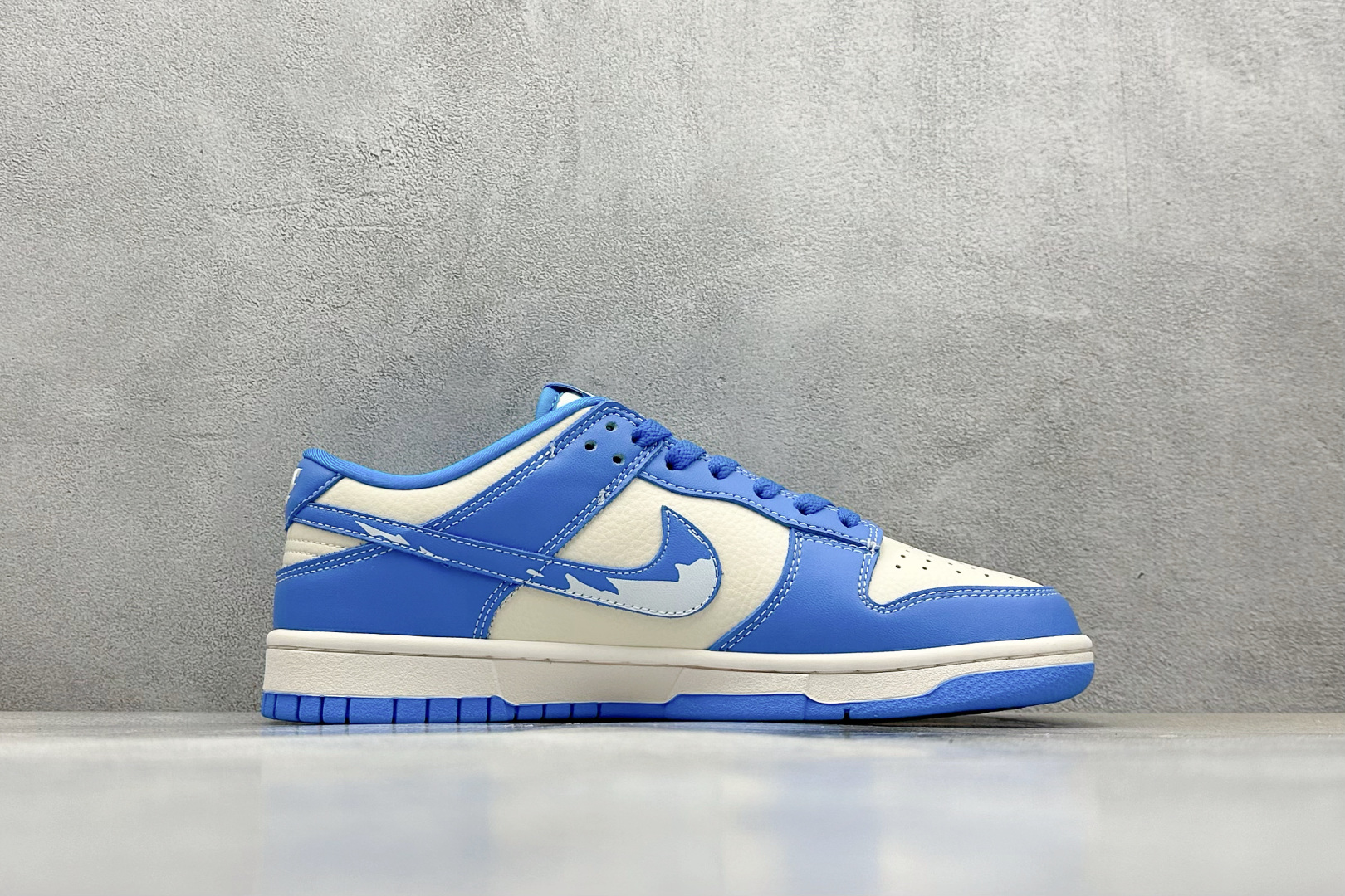  终端放店
XC版 Nike SB Dunk Low x MLB 蓝白小钩
纯原大厂出品 极力推荐
原装